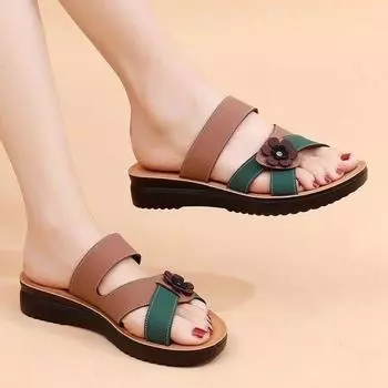 Тапочки для мам среднего возраста, женские, лето 2025, новая верхняя одежда, усовершенствованная нескользящая мягкая подошва, не устают ноги, женская пляжная обувь 35 красный