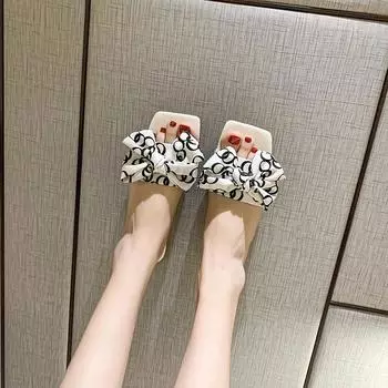 Тапочки на плоской подошве. Женская летняя модная верхняя одежда. Пляжные сандалии с квадратной головкой и бантом. Элегантная и щедрая нежная классическая женская обувь. 35