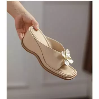 Тапочки на танкетке для женщин, для дома, для улицы, летние, новые, с жемчужным цветком, кексы, тапочки с толстой подошвой, белые, повседневные, резиновые, шлепанцы 35 покинуть белый
