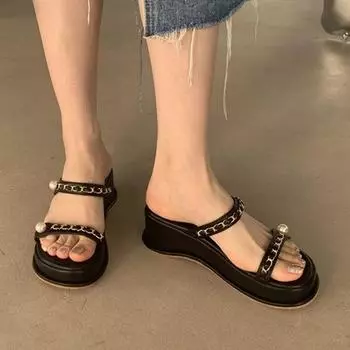 Тапочки на танкетке с цепочкой, пляжная женская обувь, шлепанцы на платформе, новые летние сандалии, повседневная обувь на среднем каблуке, туфли-лодочки Mujer, шлепанцы 35 белый