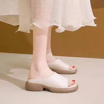 Тапочки на толстой подошве 2024 года, новые женские тапочки, тапочки из искусственной кожи, мягкая пляжная обувь, домашние тапочки, римские женские сандалии, лаконичные женские тапочки 35