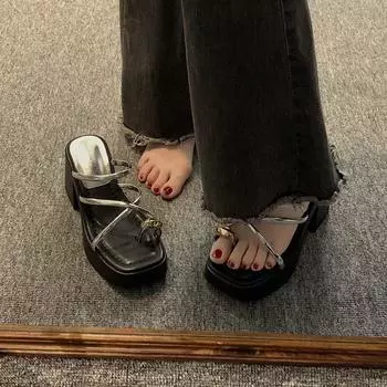 Тапочки на толстой подошве для женской летней одежды 2024 года, новые французские супер феи, высококачественные, маленькие, увеличивающие рост босоножки на высоком каблуке для женщин 35 чёрный