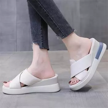 Тапочки на толстой подошве с покатым каблуком, женские летние новые большие женские тапочки с рыбьим ртом, простые и удобные сандалии 36