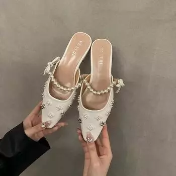 Тапочки-полушапки с жемчужной головкой в стиле французской феи, жемчужные, модель 2025 года, с юбкой, без каблука и одной педалью, классные тапочки 35 белый
