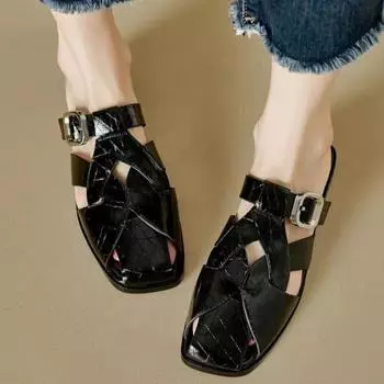 Тапочки-полутапочки с полым носком для женщин 2024 года, новая летняя верхняя одежда, мода и темперамент, плоские и удобные римские сандалии 35 чёрный