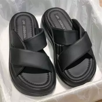 Тапочки верхняя одежда женские лето 2025 новые модные универсальные маленькие с толстым дном маффин нескользящие повседневные классные тапочки 35