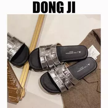 Тапочки женские 2025 года, новая летняя одежда, высококачественные, супер-пожарные, красивые сандалии, плоская подошва, модные летние французские мягкие подошвы 35 серебряный