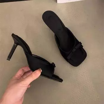 Тапочки женские летние черные с бантом 2025 атласные рыбий рот открытый носок с босоножками на шпильках на высоком каблуке 35