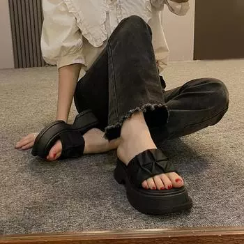 Тапочки женские летние туфли 2025 года новые сказочные туфли на платформе модные повседневные пляжные туфли интернет знаменитости женские сандалии 35