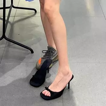 Тапочки женские носят черный бант весной и летом 2025 года атласные рыбки с открытым носком и босоножки на шпильках с высоким каблуком 35