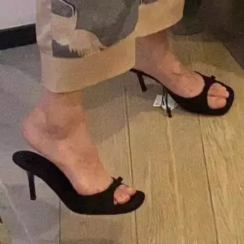 Тапочки женские носят черный бант весной и летом 2025 года атласные рыбки с открытым носком и босоножки на шпильках с высоким каблуком 35