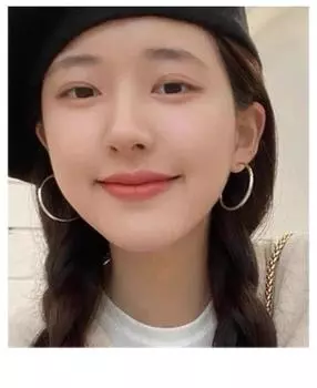 Те же знаменитости: большие простые серьги-кольца, серьги-преувеличенные круги, серьги-гвоздики, плоские круглые серьги, высококачественные серьги.