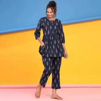 Темно-синий стильный хлопковый комбинезон с цветочным принтом для повседневной носки, удобный крой, элегантный дизайн и модная привлекательность. S