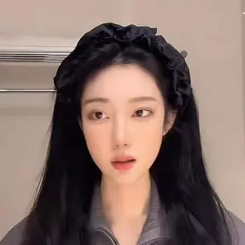 Темно-синяя плиссированная повязка на голову с высоким черепом для женщин – коллекция осень/зима от Maybelline