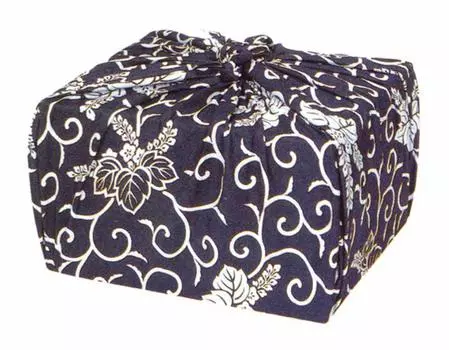 Темно-синяя ткань с большой арабеской павловнии и 6 кимоно в мягкой обложке могут быть упакованы без японских товаров разной ширины [Furoshiki]