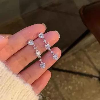 Темперамент, полный бриллиантов, серьги-гвоздики Love, женский легкий роскошный нишевый дизайн, серьги из циркония в форме сердца, можно носить в поездках на работу и обратно