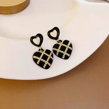 Темпераментные элегантные красные черные решетчатые металлические серьги-подвески в форме сердца в новом корейском стиле, милые милые подарки, ювелирные изделия красный