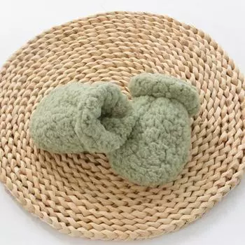 Теплые варежки для новорожденных, однотонные перчатки в европейском стиле для маленьких мальчиков и девочек, осенне-зимние утепленные плюшевые перчатки с защитой от царапин