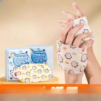 Теплый пластырь для рук зимой. Самонагревающиеся студенты используют теплую детскую руку, чтобы держать тепловую пластырь. Одноразовое детское письмо. Замороженная рука. 8*12cm