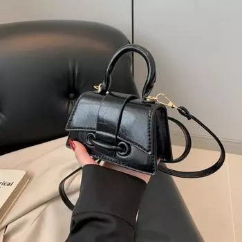 Текстура простая и модная, а популярная в этом году сумочка с темпераментом — маленькая, свежая и иностранная сумка для отдыха. чёрный