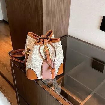 Текстурированная тканая сумка контрастного цвета, сумка-ведро, лето 2023, новая корейская версия простой повседневной диагональной сумки. белый