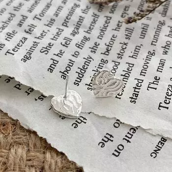 Текстурированные серьги с рисунком из фольги Серьги в форме сердца Маленькие темпераментные легкие роскошные серьги нерегулярные