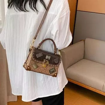 Текстурная нишевая дизайнерская сумка со значком для женщин, новинка 2023 года, ретро-модная портативная сумка через плечо на одно плечо коричневый