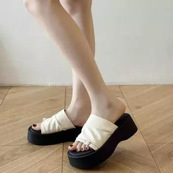 Thick bottom heightens wrinkled skin one-word drag women 2025 summer outer wear temperament beach flat bottom sandals step on shit slippers 35
