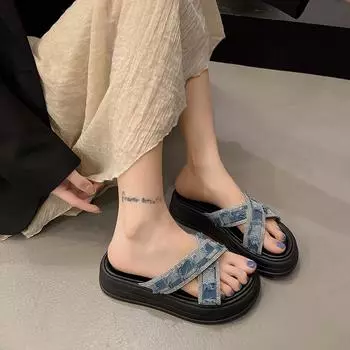 Thick-bottomed French beautiful cool slippers women s 2025 summer new cross-wear non-slip beach small one-word drag 35