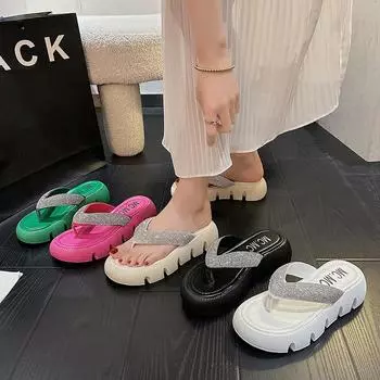 Thick-soled flip-flops for women to wear 2025 summer new fairy wind water diamond muffin bottom fashionable versatile beach shoes 35