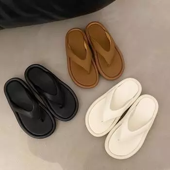 Thick-soled flip-flops women step on shit in summer for casual wear, cool slippers, simple ins tide beach shoes, seaside sandals 35 чёрный