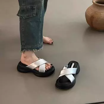 Thick-soled slippers for women s summer wear, new summer muffins to increase the height and cool slippers, small sandals and sandals. 35