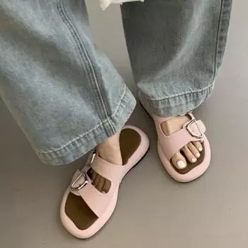 Тапочки на толстой подошве для женщин, летняя обувь, новинка 2024 года, пляжные сандалии с двумя пряжками на ремне, однотонные повседневные шлепанцы на плоской подошве 35 чёрный