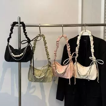 В этом году популярными сумками являются женские модные сумки-мессенджеры для женщин в иностранном стиле и универсальные сумки на одно плечо для женщин белый