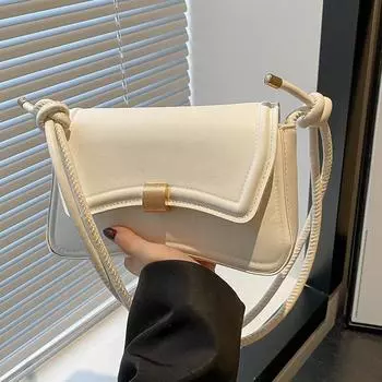 В этом году популярными сумками под мышками являются зимние модные и простые портативные сумки-багет, нишевые сумки через плечо. красный