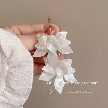 Three-Dimensional Exquisite Resin Flower Fashion High Profile and Generous Fashion Stud Earrings Fancy Female Eardrop Jewelry Pair of white stud earrings