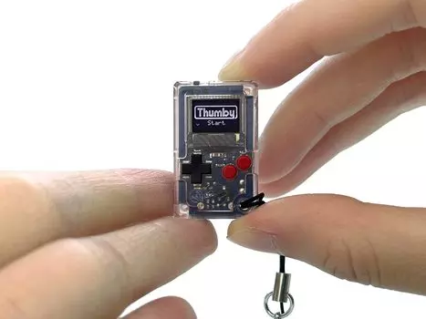 TinyCircuits Thumby (чистый) Миниатюрная игровая консоль с программируемым брелоком: Электронные миниатюры STEM-средство обучения