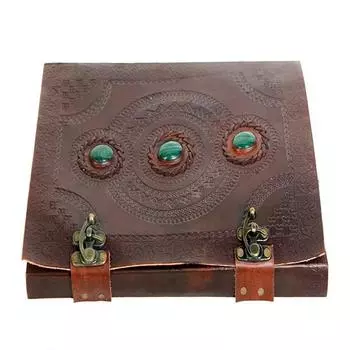 Тисненый ежедневник на 3 страницы с зеленым камнем и металлическим замком. Ручная работа.