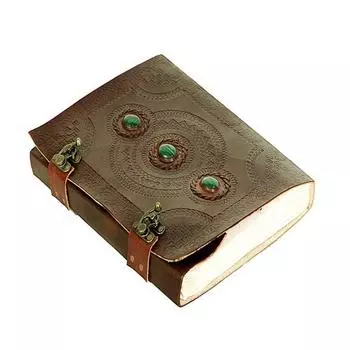 Тисненый ежедневник ручной работы из трех страниц с зеленым камнем и металлическим замком