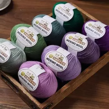 Тканая вручную пряжа из трех нитей мериносовой шерсти средней толщины — идеально подходит для кукольных свитеров, шарфов и шапок.. Изготовлено из 100% овечьей шерсти.