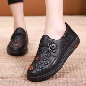 Тканевые туфли 2024 Весна Осень Новые Туфли с Мягкой Подошвой Нескользящие Легкие Туфли Для Мам Одиночные Туфли Модные Кроссовки для Женщин 35 чёрный