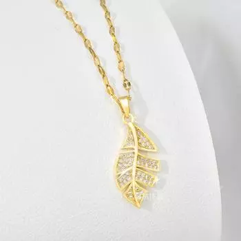 То же самое ожерелье с золотыми ветвями и нефритовыми листьями — женственное, простое и темпераментное, слегка инкрустированное циркониевой цепочкой на ключицу.