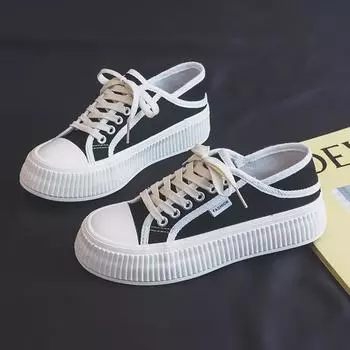 Толстая подошва и дышащие две пары маленьких белых туфель для женщин, одна нога на ленивой обуви, половина на парусиновой обуви 35