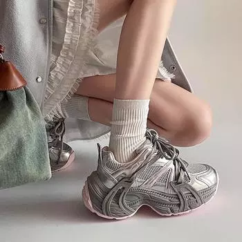 Толстая подошва и легкие туфли для маленьких пап для женщин весна 2025 новые супер-пожарные дышащие универсальные увеличивающие рост жареные уличные кроссовки 35