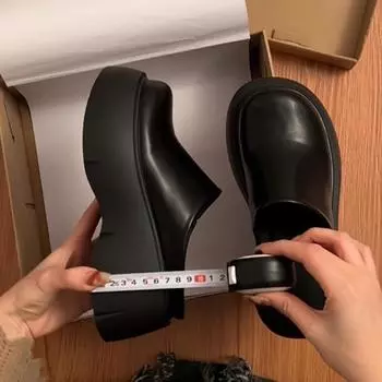 Толстая подошва повседневные интернет знаменитости черные нескользящие усиленные тапочки на толстой подошве женская летняя одежда 2025 новые пляжные тапочки с пальцами 35 чёрный