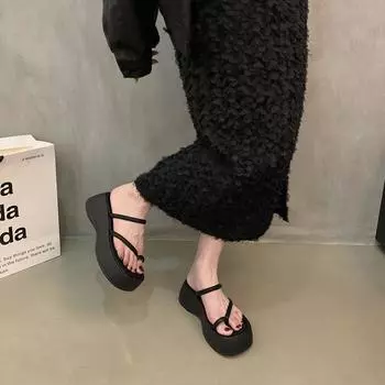 Толстая подошва, закрытый носок, классные тапочки, женская обувь, новинка 2024 года, летняя корейская версия, маленькие модные босоножки на танкетке 35 чёрный