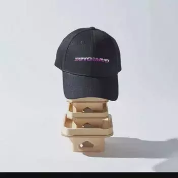 Томайо продает кошачьи шапки~