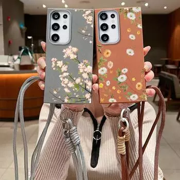 Тонкий чехол с матовой кожей и цветочным принтом для Samsung S25 Ultra S24 FE S23 A16 A56 A55 A36 A26 A15 A35, мягкий противоударный чехол для телефона из ТПУ с ремешком Samsung S25 белый/чёрный