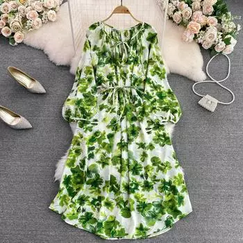Тонкое зеленое платье трапециевидной формы с длинными рукавами и круглым вырезом на талии с цветочным принтом