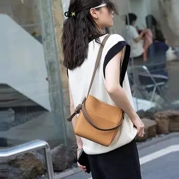 Top-grain Leather Hand-held Bucket Bag, Lychee Pattern Commuting Bag, Versatile on One Shoulder, Large-capacity Crossbody Women s Bag
